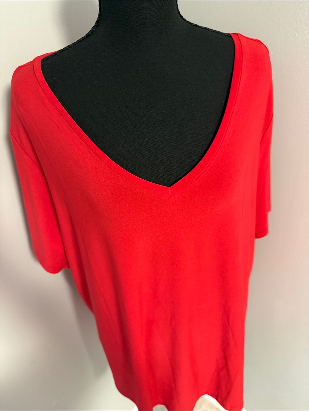 Roz & Ali Red V-Neck Relaxed Tee - Picture 2 of 3